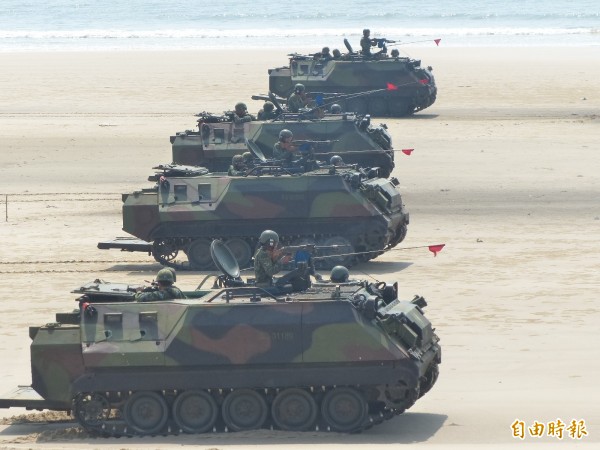 金門已許久未出現裝甲車在沙灘展現猛虎出柙、快速前進的軍事演練。（記者吳正庭攝）