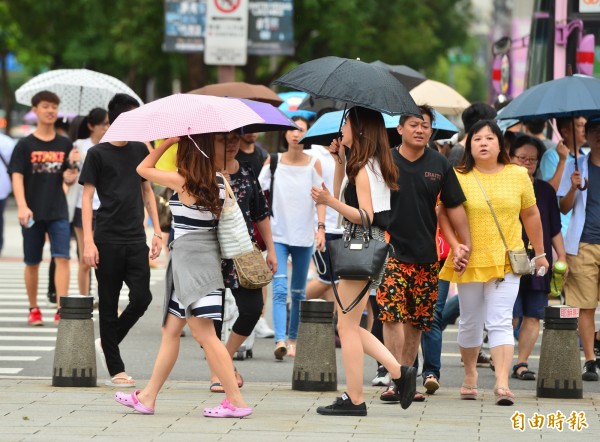 中央氣象局表示，今天各地大多為多雲到晴的炎熱天氣，高溫普遍仍可達33至35度。（資料照，記者王藝菘攝）