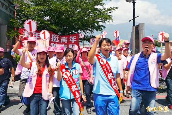 國民黨花蓮市長候選人魏嘉賢（右二）與立委吳志揚（右一）昨率青年志工，徒步掃街拜票。（記者王峻祺攝）