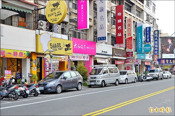 草屯鎮太平路等市區道路的停車格少，且經常沒有空位。（記者陳鳳麗攝）