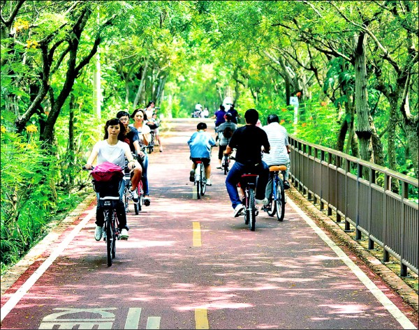 東豐自行車道景色宜人，吸引民眾前往騎車。（觀旅局提供）