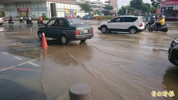 台中市崇路水管破裂，影響交通。（記者歐素美攝）