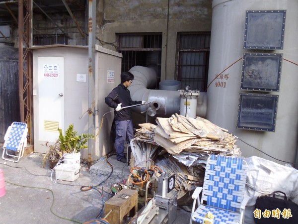 環保局稽查工廠空氣污染，祭出勤查重罰手段。（記者洪瑞琴攝）