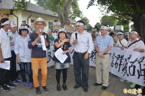 文化團體發起搶救屏東日遺飛行宿舍抗議活動，要求全面保存。（記者葉永騫攝）