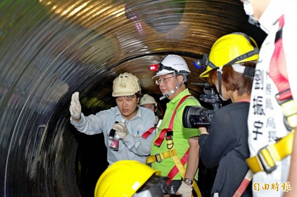 桃園市長鄭文燦深入地下十公尺，視察污水下水道工程。（記者謝武雄攝）