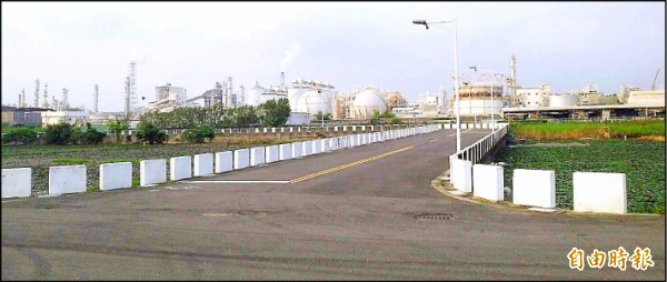 市府在仁武區新闢的「永菱街」，路旁就是菱角園。（記者陳文嬋攝）