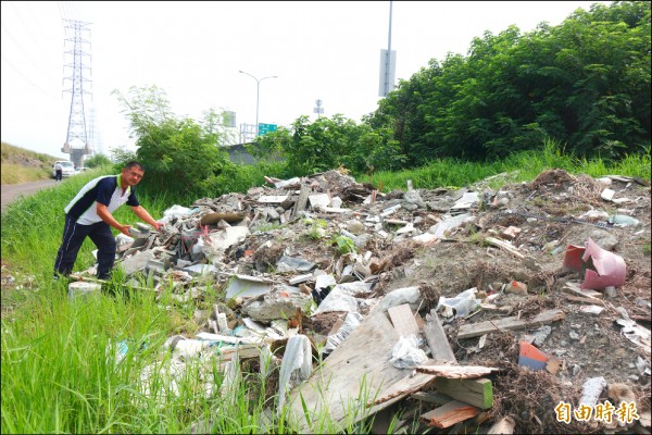 台61線鹿港崙尾段防汛道竟成了「建築廢棄物」天堂，鹿港鎮山崙里長吳順和認為太可惡了！（記者劉曉欣攝）