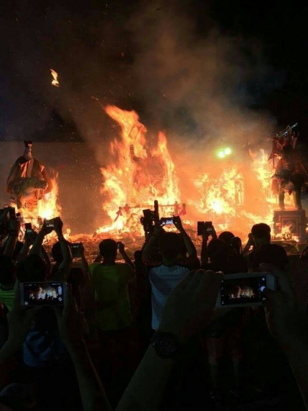 紙紮大士爺火化升天，為大士爺文化祭帶來最高潮。（圖由民雄大士爺廟提供）