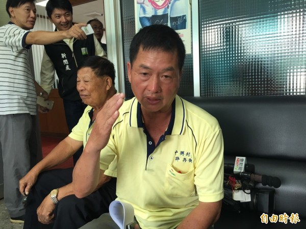 麥寮鄉中興村長許再發表示,家長已做好搭帳棚上課的最壞打算。(記者林國賢攝) 麥寮鄉中興村長許再發表示,家長已做好搭帳棚上課的最壞打算。(記者林國賢攝)