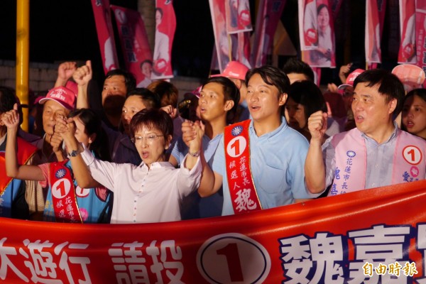 花蓮市長補選明日投票，國民黨把握選前最後一夜，號召千人上街遊行造勢，由黨主席洪秀柱、副主席郝龍斌及多名黨籍委員，陪同候選人魏嘉賢走上街頭，沿途伴隨磅礡鼓聲，震撼人心，盼能一舉「打響」藍軍聲勢，讓花蓮市重現「藍天！」（記者王峻祺攝）