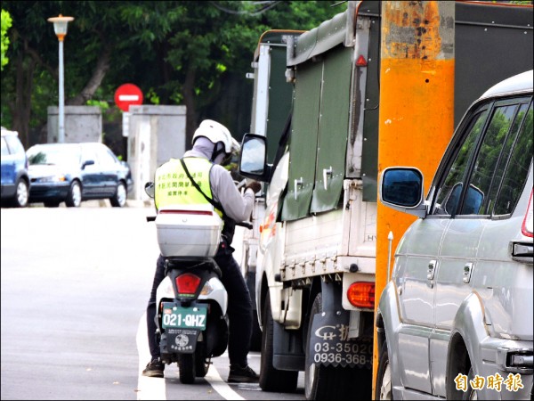 新北市每年開出約一千八百萬張路邊停車收費單，其中約七成是透過超商代收繳費。（記者何玉華攝）