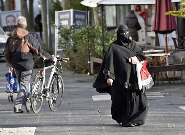 德國一名穆斯林婦女，在上班首日，因拒絕在有男性的場合摘下頭巾，而被市長開除。（美聯社）