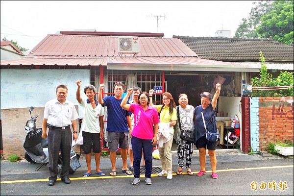 斗六市府前街居民要求縣府落實居住正義，不要強拆住處，讓他們流離失所。（記者林國賢攝）