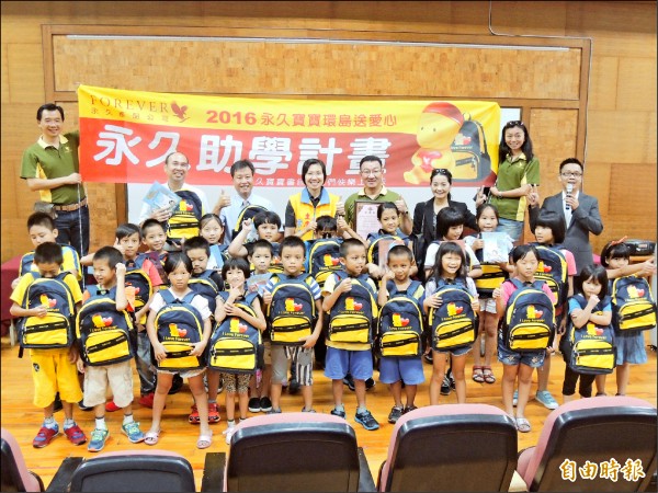 美國永久產品公司台灣分公司經民國黨主席徐欣瑩的居中牽線，捐贈522個新書包與文具組，給新竹縣內42所國小弱勢家庭的學童。（記者廖雪茹攝）