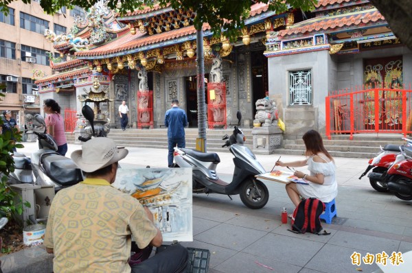 「我愛桃園•百人畫桃園」首場活動在桃園區景福宮舉行，吸引眾多愛好者到場寫生。（記者謝武雄攝）