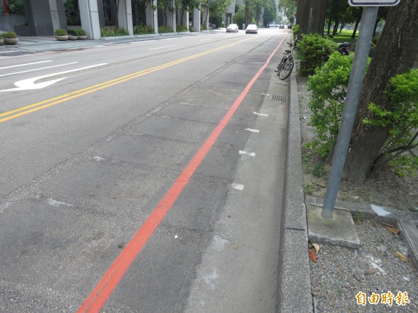 台中國家歌劇院前有部份停車格遭取消，住戶批反而會塞車。（記者蘇金鳳攝）