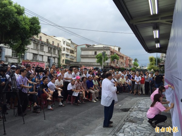 花蓮市長候選人魏嘉賢現場開票實況，民眾情緒亢奮。（記者王峻祺攝）