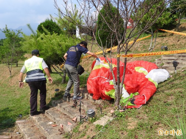 埔里鎮虎頭山今天下午發生飛行傘高空墜落意外，造成52歲盧姓男子當場死亡。（記者佟振國攝）