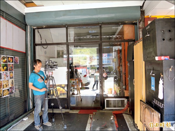 媒體守候在新店糕餅店門口，老闆娘神隱未營業。（記者翁聿煌攝）