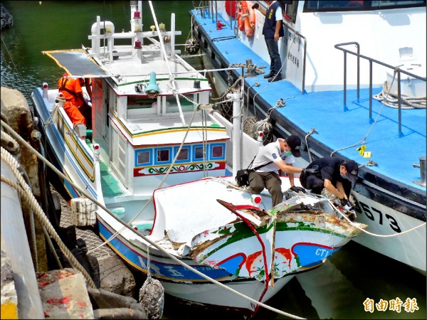 海巡隊及警方鑑識人員登上玉豐春號採證。（記者吳正庭攝）