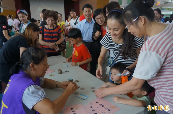 懷舊感十足的尪仔標，大人小孩玩得開心。（記者林孟婷攝）