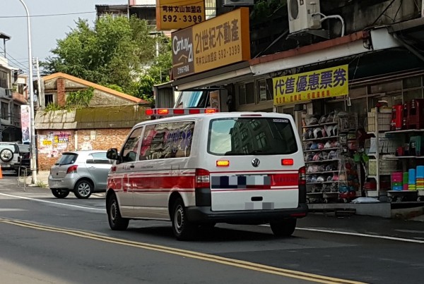 新竹縣有名消防隊員邊開救護車邊玩「精靈寶可夢」，被同車替代役男錄影爆料。救護車照片為示意圖，與本新聞無關。（記者蔡孟尚攝）