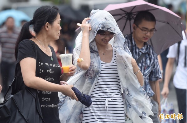 中央氣象局表示，28日水氣較多，各地不時有短暫陣雨。（記者簡榮豐攝）