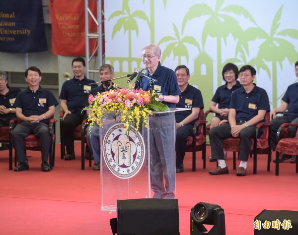 國立台灣大學105學年度開學典禮暨新生學習入門書院始業式第一梯次28日進行，校長楊泮池在會中勉勵台下同學找尋自己的目標，創造未來無限價值。（記者黃耀徵攝）
