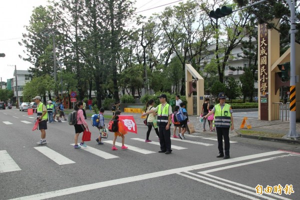 開學首日警方執行「護童勤務」，提供即時、溫馨的協助。（記者林孟婷攝）