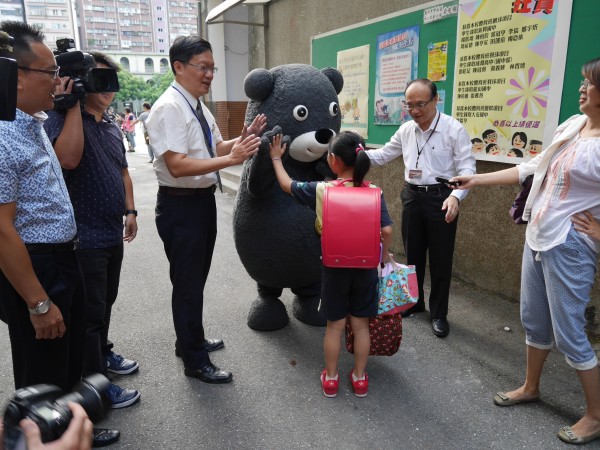 世大運超人氣吉祥物「熊讚Bravo!」今來到中山國小，和小朋友們擊「熊掌」鼓舞精神。（記者沈佩瑤攝）