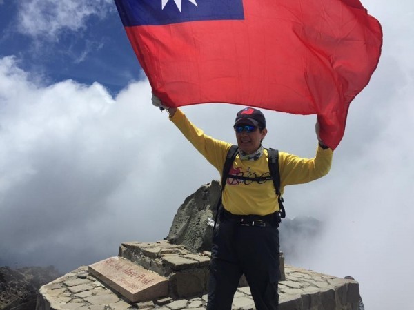 前總統馬英九日前登頂玉山，但有媒體報導指出，一名山友猜測，馬英九可能是「偷呷步」搭專車進出玉山登山口。（記者陳鈺馥翻攝）