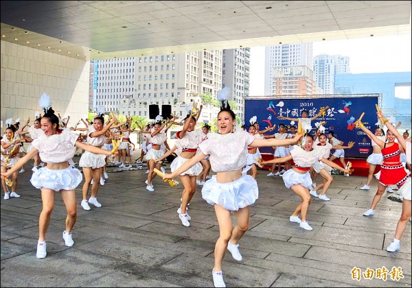 台中國際踩舞祭，中秋連續假期熱鬧登場！文華高中舞蹈班學生在記者會上演出。（記者張菁雅攝）