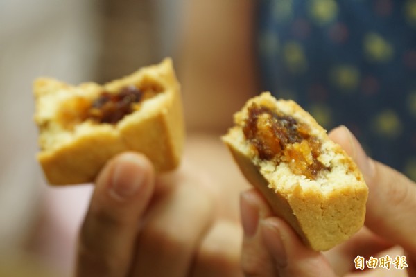 龍鳳酥內餡富含果乾，且都是純正的水果製成，符合現代人養生的口味。（記者黃佳琳攝）