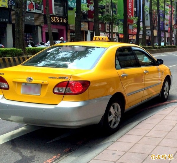 北市1名計程車運將，去年底駕小黃行經通化街巷口，後方1輛轎車超車與他併行時，陳姓駕駛搖下車窗、右手拿著「1根黑黑的不明物體」比向運將作出射擊動作，還喊一聲「碰」。圖與本新聞無關。（資料照，記者郭逸攝）