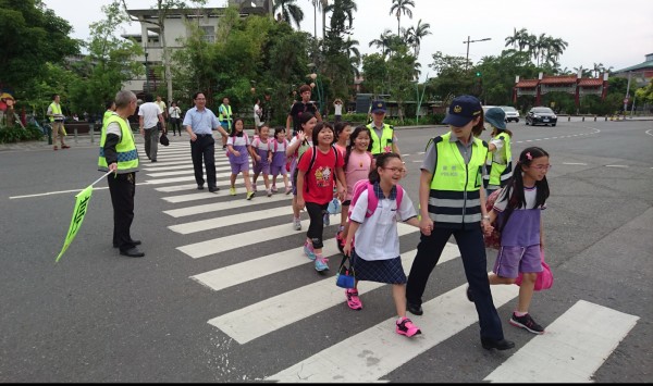 宜蘭市中山公園掀起寶可夢熱，吸引訓練師聚集；警方擔心造成交通混亂，影響學童上下學安全，展開「護童專案」勤務。（圖：宜蘭警察分局提供）