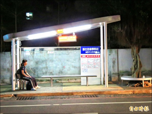 公車處在五十八座候車亭增設LED照明，提升民眾夜間候車環境。（記者林欣漢攝）