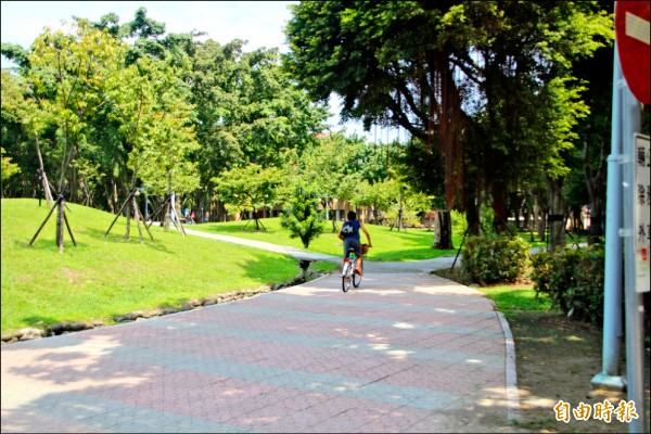 公園明訂公園不能騎腳踏車跟摩托車，但因為沒有罰則，難有強制力。（記者鍾泓良攝）