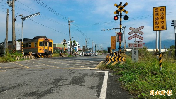 男子開車行經鐵軌時，無視遮斷桿已下放，竟還穿越。圖與本新聞無關。（資料照）