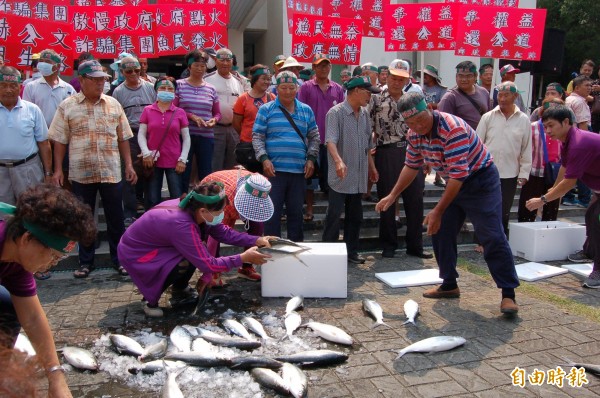 台南漁民前往市府丟虱目魚表達抗議，指農委會要求與中國談契作需經許可，「政府點火、漁民發火」。（記者王涵平攝）