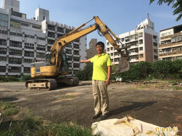 居民忍耐五十年廢氣，市議員鄭功進痛批「趕走保養廠又來停車場」。（記者黃鐘山攝）