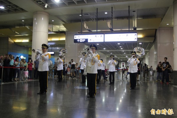 國防部為了迎接九三軍人節到來，今天在全台四處舉行 「疾風快閃活動」，板橋火車站下午五點出現海軍儀隊及樂隊。（記者鍾泓良攝）