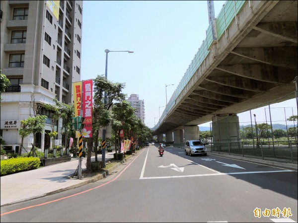 淡江大橋第二標商港路段橋面將新增南北匝道，其中北上匝道原本規劃距離住家約3.5公尺，引起民怨。（記者葉冠妤攝）