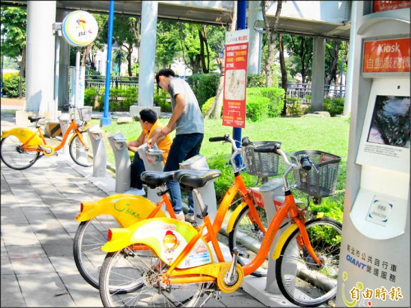 全台YouBike昨天上午大當機，趕著上學、上班的民眾發現無法取車，當場傻眼。
（記者湯世名攝）