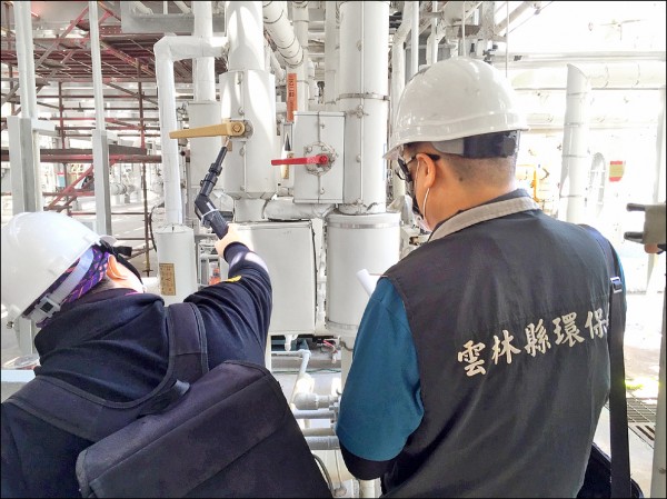 雲林縣環保局人員加緊六輕廠區設備元件稽核工作。（雲林縣環保局提供）