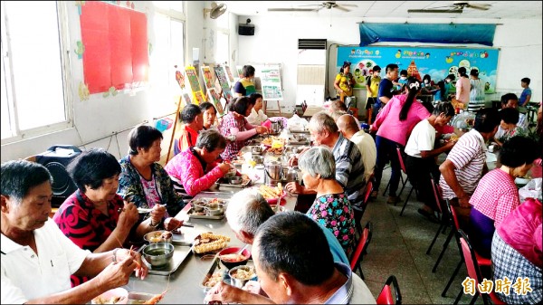 水林鄉和安國小長幼共餐食堂昨日啟用，長輩們吃得飽足。（記者陳燦坤攝）