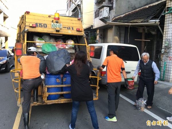 雲林縣環保局加強垃圾破袋、落地稽查奏效，每日垃圾量減少25公噸。（記者黃淑莉攝）