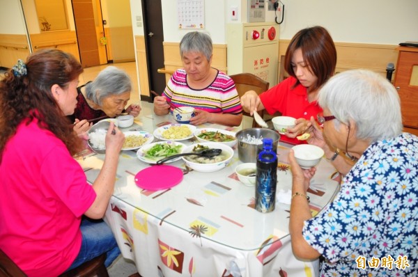 基隆市各級學校將自10月起，推行校園內餐廳禁用一次性餐具的環保政策。（記者林欣漢攝）