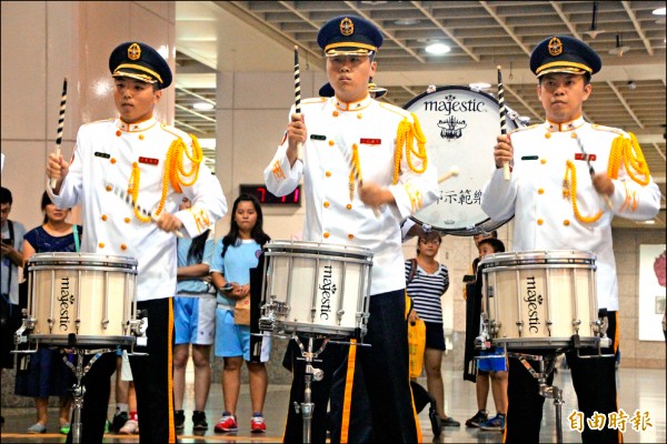 鼓隊表演「創勁曲」，輕快的節奏，搭配合作無間的花式擊鼓，讓表演進入最高潮。（記者鍾泓良攝）