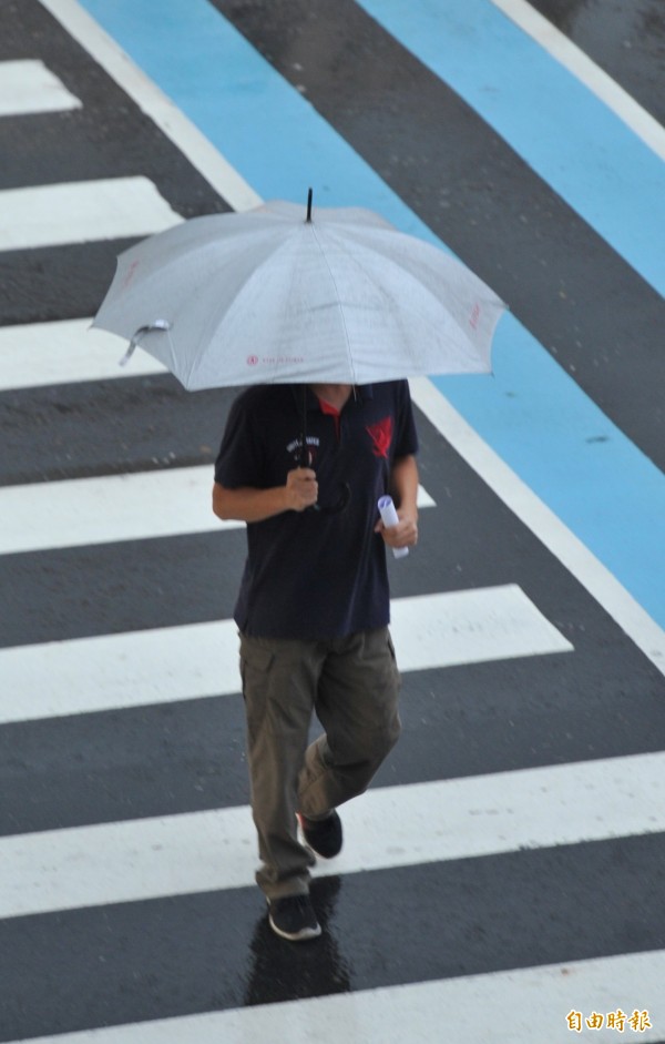 氣象局2日上午9時對嘉義縣、嘉義市、高雄市、屏東縣4縣市發布大雨特報，台南市發布豪雨特報。（記者黃志源攝）