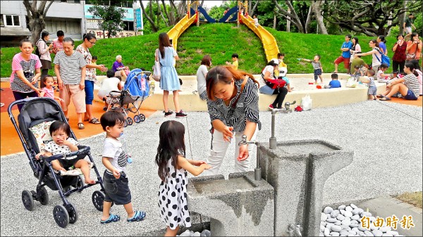 新竹市中央公園揚棄罐頭式兒童遊樂設施，引進專為兒童設計的新遊具，有地景式溜滑梯、沙池和親子洗手台。（記者洪美秀攝）